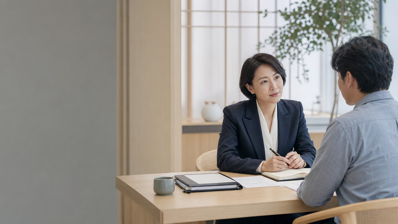 해온 비즈니스 파트너스의 상담가와 소상공인이 밝은 사무실에서 상담하는 모습